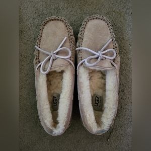 Ugg, Dakota Slippers, size 7, tan with pink accent bows